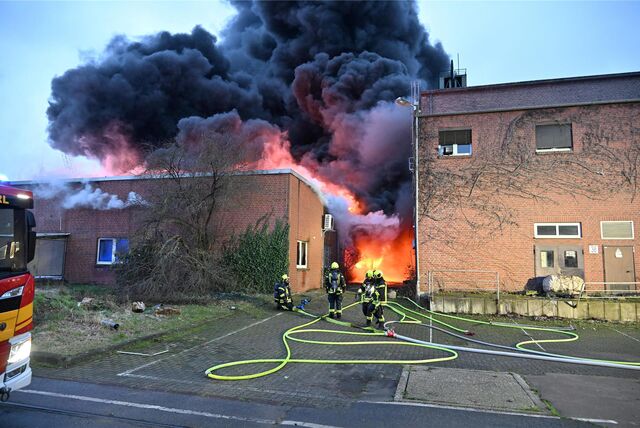 Grubenwarte steht in Flammen.