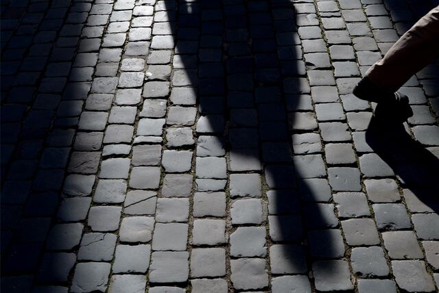 Schatten auf Pflasterstein.
