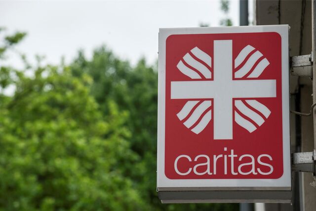 Ein Schild der Caritas.