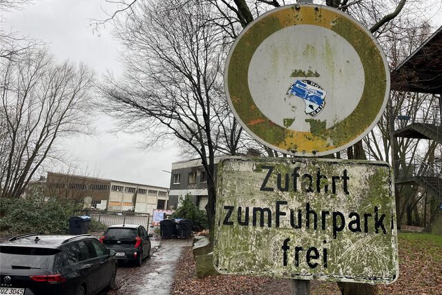 Der Zufahrtsweg zum Fuhrpark-Gelände mit einem Hinweisschild.