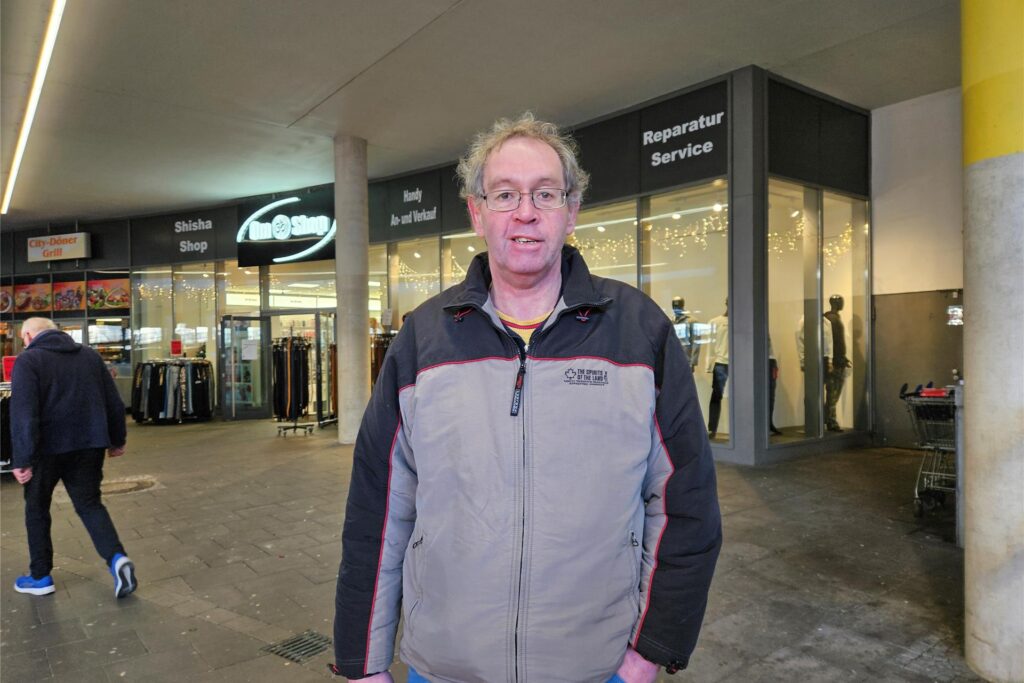 Bernd Hitzemann steht in der unteren Ladenstraße am Marler Stern. Bernd Hitzemann steht in der unteren Ladenstraße am Marler Stern.