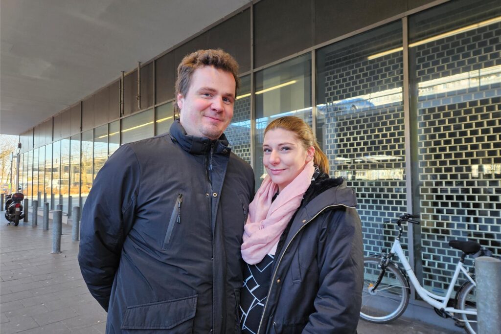 Benno und Angie Lamby lächeln in die Kamera. Sie stehen vor geschlossenen Ladentüren. Benno und Angie Lamby lächeln in die Kamera. Sie stehen vor geschlossenen Ladentüren.
