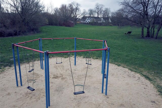 Eine große Schaukel steht schon abseits des Kleinkinder-Spielplatzes direkt an die große Wiese angrenzend. Sie bleibt, aber hier ist noch viel Platz für mehr.