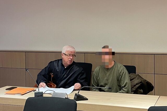 Nach dem gewaltsamen Tod einer 53-jährigen Frau in einer Mietwohnung in Herne ist der Ehemann (50) der Getöteten (rechts neben seinem Anwalt Egbert Schenkel) am Bochumer Schwurgericht verurteilt worden.