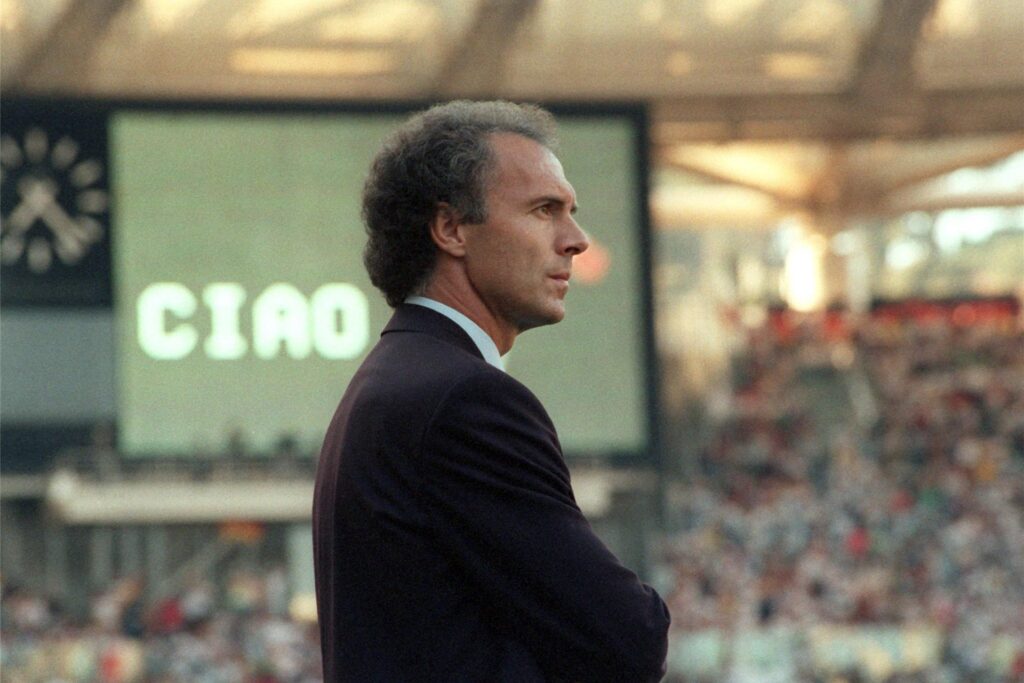 Franz Beckenbauer, damals Bundestrainer, schaut mit ernstem Gesicht auf das Spielfeld des Olympiastadions - die deutsche Nationalelf hatte Argentinien mit 1:0 im WM-Finale besiegt. Franz Beckenbauer, damals Bundestrainer, schaut mit ernstem Gesicht auf das Spielfeld des Olympiastadions - die deutsche Nationalelf hatte Argentinien mit 1:0 im WM-Finale besiegt.