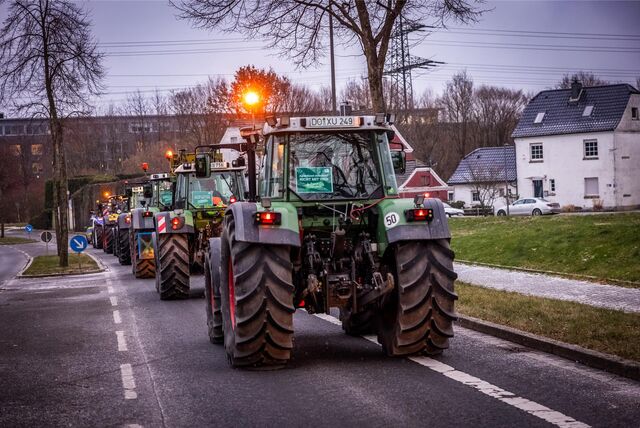 Mehrere Trecker stehen am Montagmorgen (8.1.) auf der Brennaborstraße in Dortmund und warten auf den Start des Korsos.