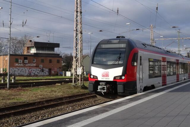 Ein Zug fährt ein
