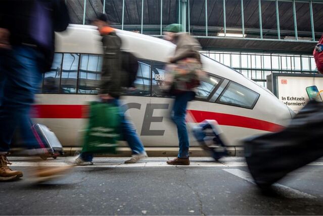 Reisende an einem Bahnhof in NRW.
