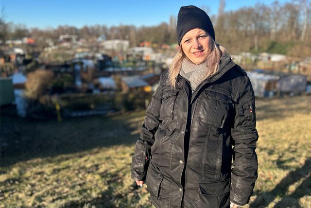 Edwina Fleiß kann nur noch gequält lächeln. Ihre Familie hat einen Garten Im Lippegrund. Seit dem Lippe-Hochwasser stehen Teile des Kleingartenvereins unter Wasser.