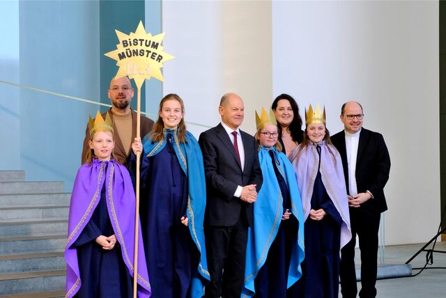 Die Sternsinger Eva (17), Miriam (12), Leonie (11) und Pauline (9) sowie Begleiterin Yvonne Klaus aus der Gemeinde St. Matthäus in Dorsten vertraten das Bistum Münster am Montagnachmittag beim Sternsinger-Empfang von Bundeskanzler Olaf Scholz zur 66. Aktion Dreikönigssingen.