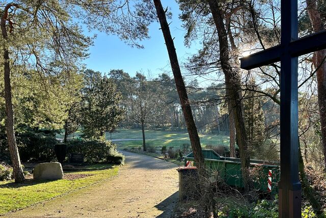 Auf dem Friedhof in Flaesheim werden Wege erneuert und das Urnenfeld (im Hintergrund) erweitert.