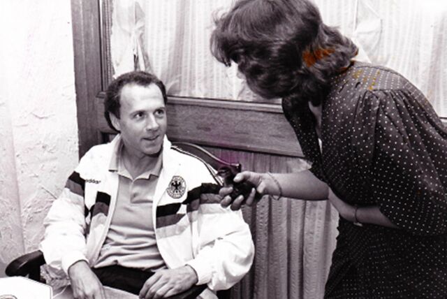 Hanna Lauter zeigt Franz Beckenbauer bei seinem Besuch in Schwansbell die kleine Ente, die für viel Aufregung bei den Sicherheitsleuten sorgte.