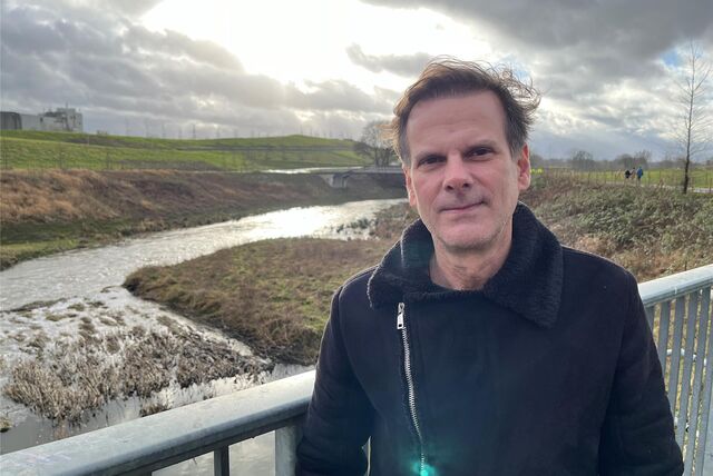 Guido Karmainski ist ein großer Fan der Emscher. Auf dem Foto steht er auf einer der Brücken im Emscherland, im Hintergrund ist der Fluss zu sehen.