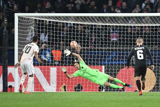 Der frühere Welttorhüter Gianluigi Buffon fordert größere Tore.
