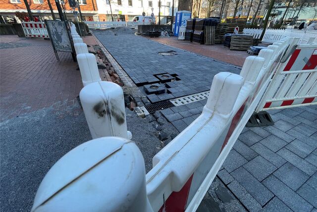 In Castrop ist die Zufahrt zum Markt noch immer vom Biesenkamp aus versperrt. Die Bauarbeiten ruhen auch nach Jahresanfang.