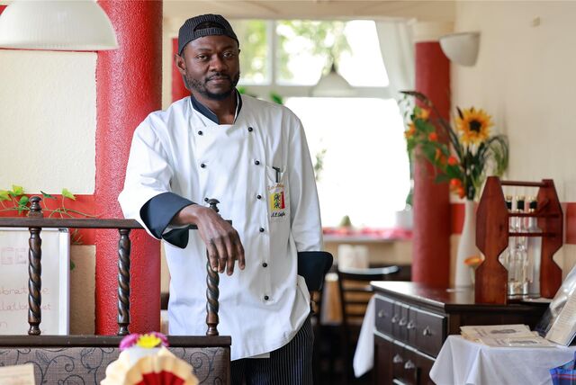 Andrew Onuegbu steht in seinem Restaurant „Zum Mohrenkopf“ in Kiel.