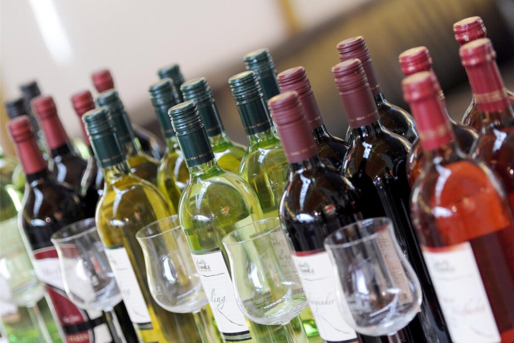 Verschiedene Weine stehen aufgereiht nebeneinander. Verschiedene Weine stehen aufgereiht nebeneinander.