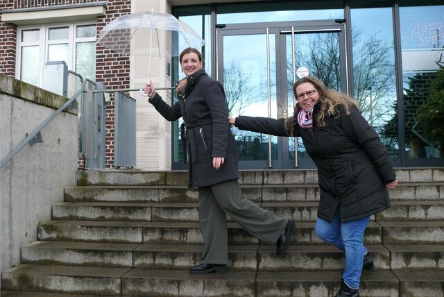 Kathi Elpe und Ines Göge (v.l.) stehen auf der Treppe zum Olfener Leohaus.