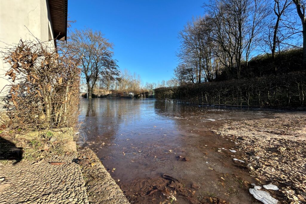 Wegen der frostigen Temperaturen gefriert das Wasser in der Kleingartenanlage Im Lippegrund. Wegen der frostigen Temperaturen gefriert das Wasser in der Kleingartenanlage Im Lippegrund.