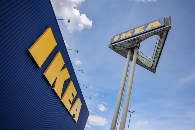 Ein Firmenlogo hängt an der Ikea-Filiale Köln Godorf.