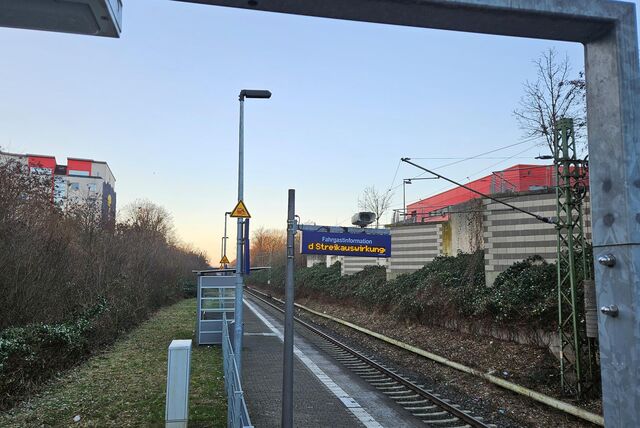 Ein digitaler Infokasten mit der Schrift: „Die S9 in Richtung Haltern fällt heute aus. Grund dafür sind Streikauswirkungen“.