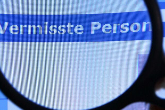 Auf einem Computerbildschirm wird eine Vermisstenmeldung angezeigt.