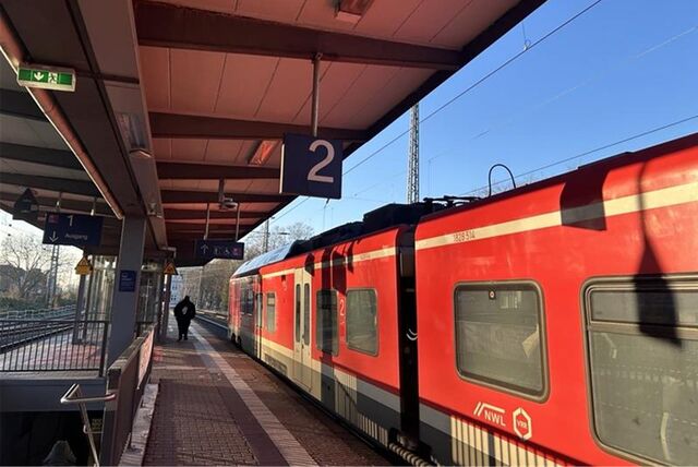 Am Gleis 2 (Richtung Münster) am Recklinghäuser Hauptbahnhof läuft nur eine Person Richtung Zug-Ende.