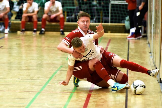 Thomas Swiatkowski grätscht gegen Jan Bachmann