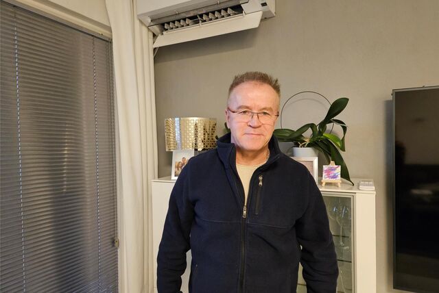 Marian Slotta steht in seinem Wohnzimmer.