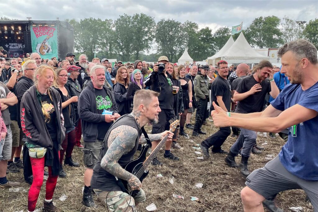 Musiker und Fan beim Ruhrpott Rodeo Musiker und Fan beim Ruhrpott Rodeo