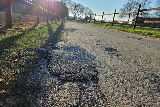 Ein gefülltes Schlagloch auf dem Loemühlenweg.