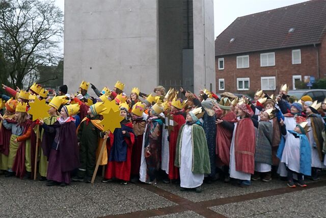 Sie alle folgten dem Stern: 370 Sternsinger waren (wie hier an St. Marien) in Haltern unterwegs.