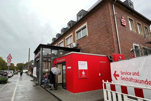 Blick auf den neuen roten Betoncontainer vor der Sparkassenhauptstelle in Recklinghausen-Süd