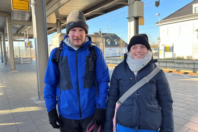 Mann und Frau stehen am Bahnhof in Haltern.