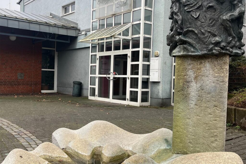 Foto vom Bürgerhaus Süd und dem Brunnen davor. Foto vom Bürgerhaus Süd und dem Brunnen davor.