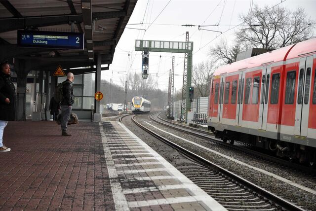 Der RE3 fährt im Hauptbahnhof Castrop-Rauxel ein.