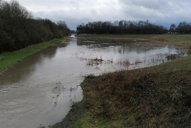 Gefülltes Hochwasser-Rückhaltebecken in Dortmund-Ellinghausen.