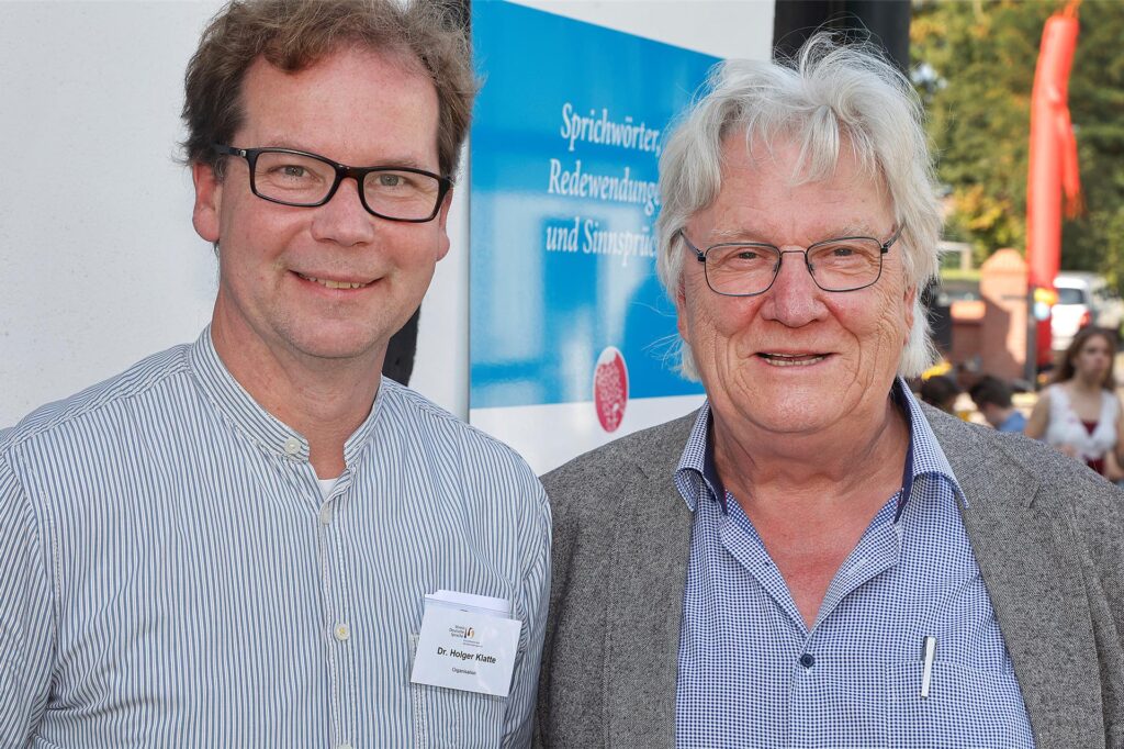 Geschäftsführer Dr. Holger Klatte und Vorstandsmitglied Oliver Baer (auf dem Sommerfest des Vereins Deutsche Sprache im September 2023): Distanzierung vom Vorstandsmitglied Silke Schröder. Geschäftsführer Dr. Holger Klatte und Vorstandsmitglied Oliver Baer (auf dem Sommerfest des Vereins Deutsche Sprache im September 2023): Distanzierung vom Vorstandsmitglied Silke Schröder.