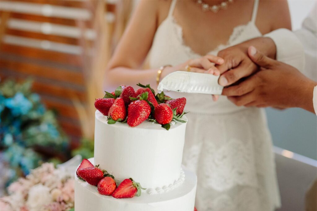 Ein Brautpaar schneidet eine Hochzeitstorte an. Ein Brautpaar schneidet eine Hochzeitstorte an.