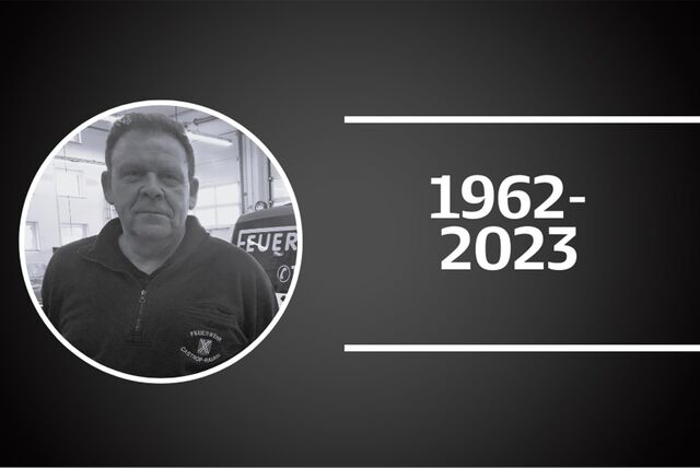 Zu sehen ist ein Schwarz-Weiß Foto des verstorbenen Castrop-Rauxeler Feuerwehrmanns Josef Pieper. Daneben stehen sein Geburts- und sein Todesjahr: 1962-2023.