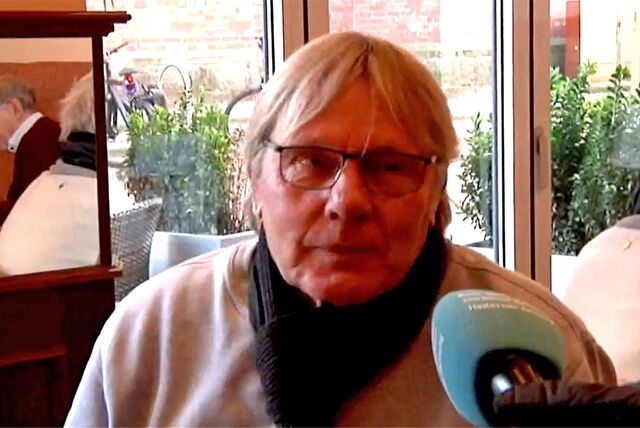 Ein Mann in einem Cafe in Haltern am See spricht in ein Mikrofon