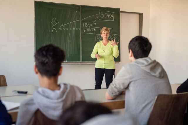 Lehrerin vor Klasse