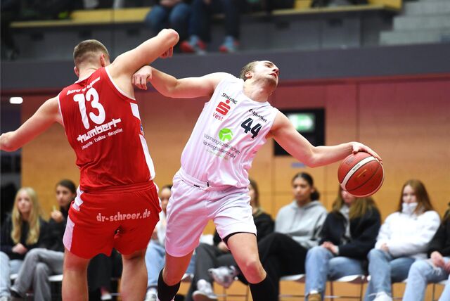 Basketball Regionalliga West 6. Januar 2024, Vestische Arena. Citybasket Recklinghausen – BSV Münsterland Baskets Wulfen 75:90. Lennard Kaprolat wird von Wulfems Nils Peters gestört.