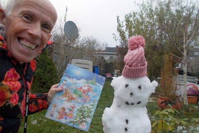 Winter-Liebhaber und Hobby-Wetterfachmann Burkhard Dreischer konserviert einen Schneemann in seinem Garten.