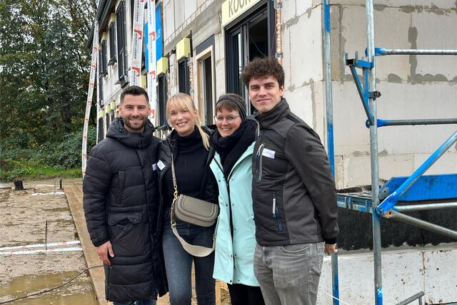 Beim Richtfest strahlten Mario und Jessica Djordic, Jana und Sebastian Bange (v.l.) noch. Die Nachricht vom Insolvenzantrag des Unternehmens Tecklenburg kam für sie jetzt völlig überraschend.