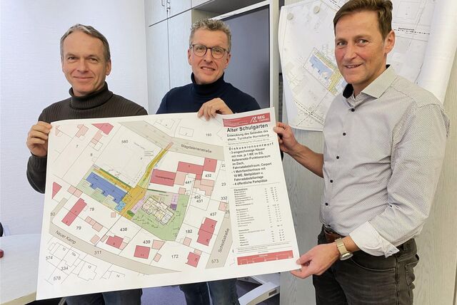 Bürgermeister André Dora, Ralf Schnettger, Frank Kuhs zeigen die Baupläne für das ehemalige Gelände der Turnhalle in Datteln-Horneburg.