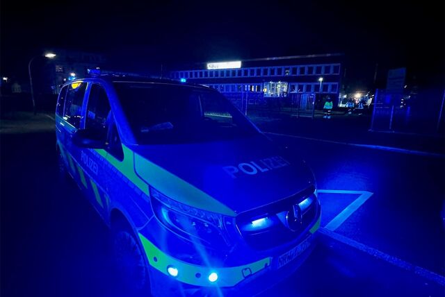 Die Polizei steht vor einem Unternehmen an der Tremoniastraße in Dortmund.