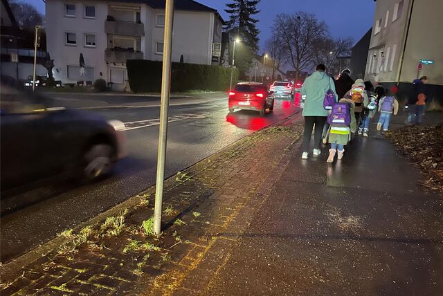 In Castrop-Rauxel gab es am Freitag, 12.1.2024, am Morgen heftiges Glatteis im Stadtgebiet. Für viele wurde der Weg zur Schule zu einer Rutschpartie.
