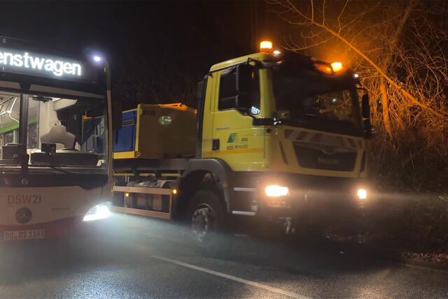Liegengebliebener Bus und Streufahrzeug auf der Straße Am Nocken in Dortmund.