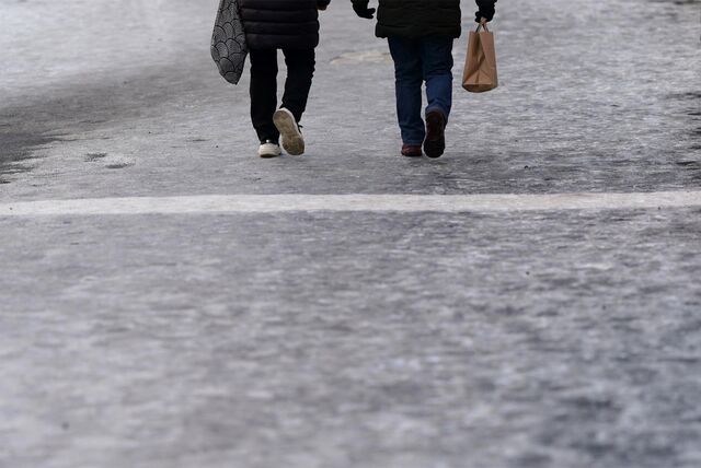 Zugefrorene Straßen mit zwei Menschen.